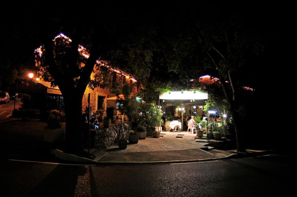 Les Pins Restaurant Et Chambre D'Hotes Sillans-la Cascade Exteriér fotografie