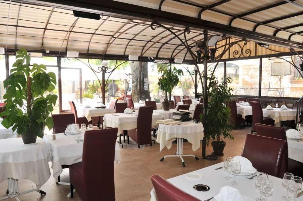 Les Pins Restaurant Et Chambre D'Hotes Sillans-la Cascade Exteriér fotografie