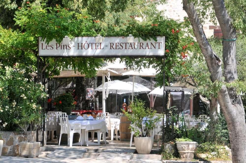Les Pins Restaurant Et Chambre D'Hotes Sillans-la Cascade Exteriér fotografie