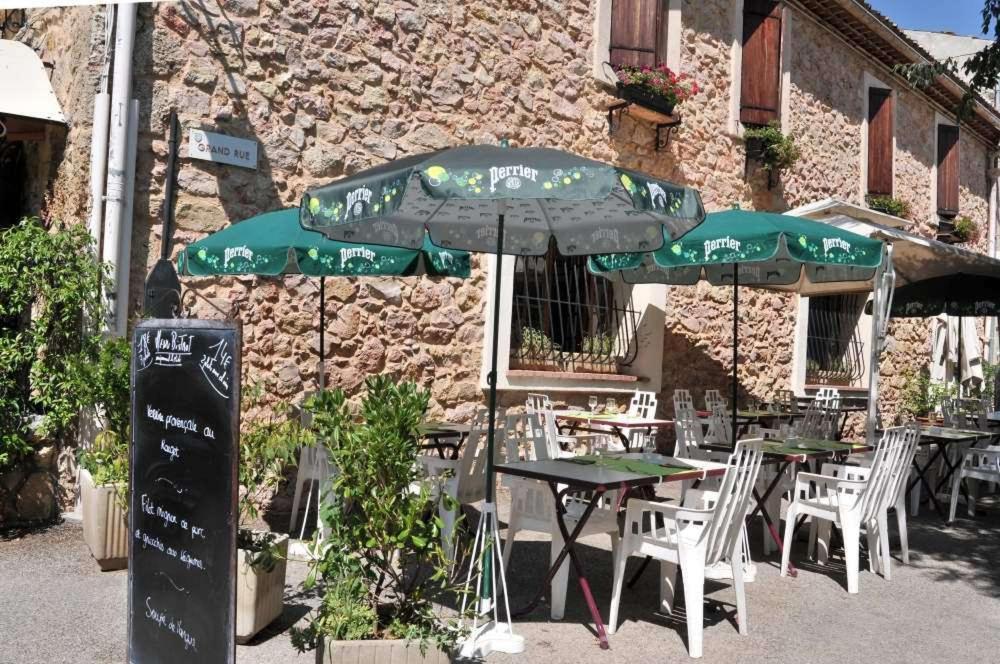 Les Pins Restaurant Et Chambre D'Hotes Sillans-la Cascade Exteriér fotografie