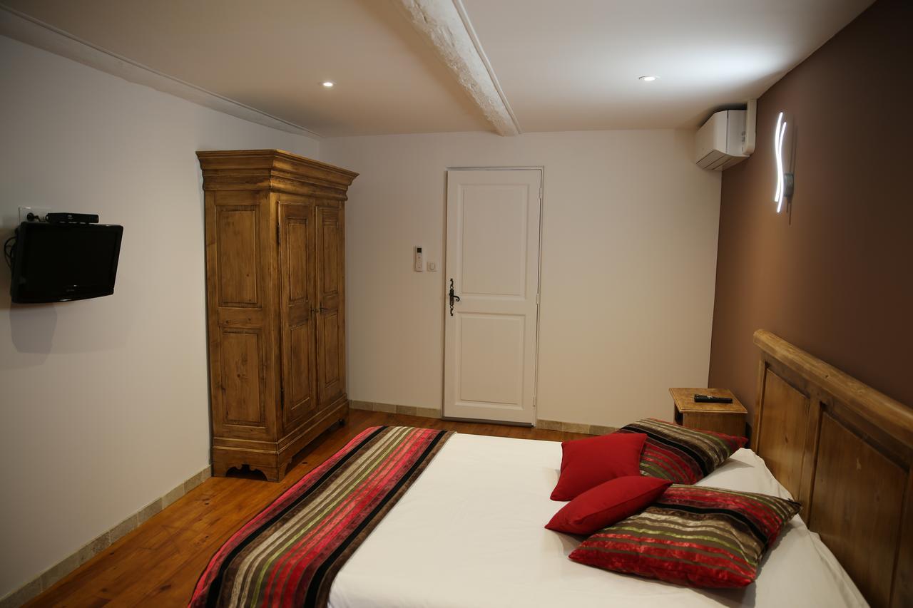 Les Pins Restaurant Et Chambre D'Hotes Sillans-la Cascade Exteriér fotografie