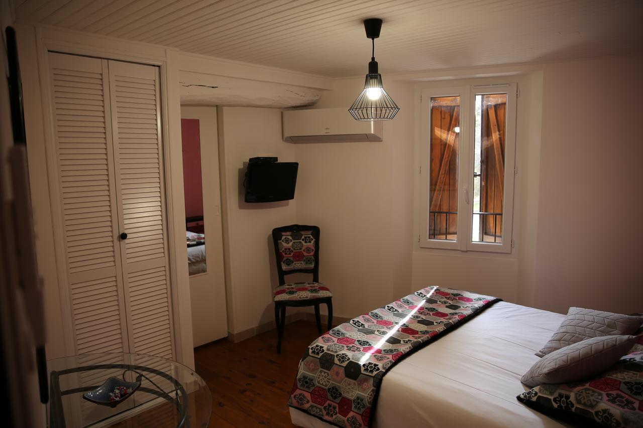 Les Pins Restaurant Et Chambre D'Hotes Sillans-la Cascade Exteriér fotografie